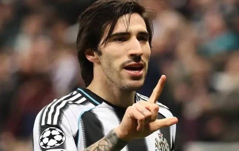 曼联最大败笔操作！34岁卡塞米罗打出生涯最佳，放走他欧冠必成笑话