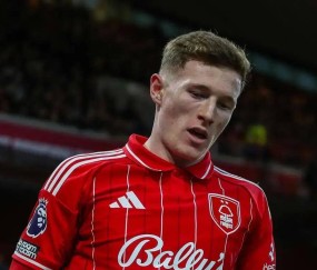 1亿英镑！曼联盯上诺丁汉中场，多队争抢，转会局面或错综复杂