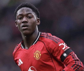 梅努在卡里克麾下迅速崛起，成为曼联中场新星。